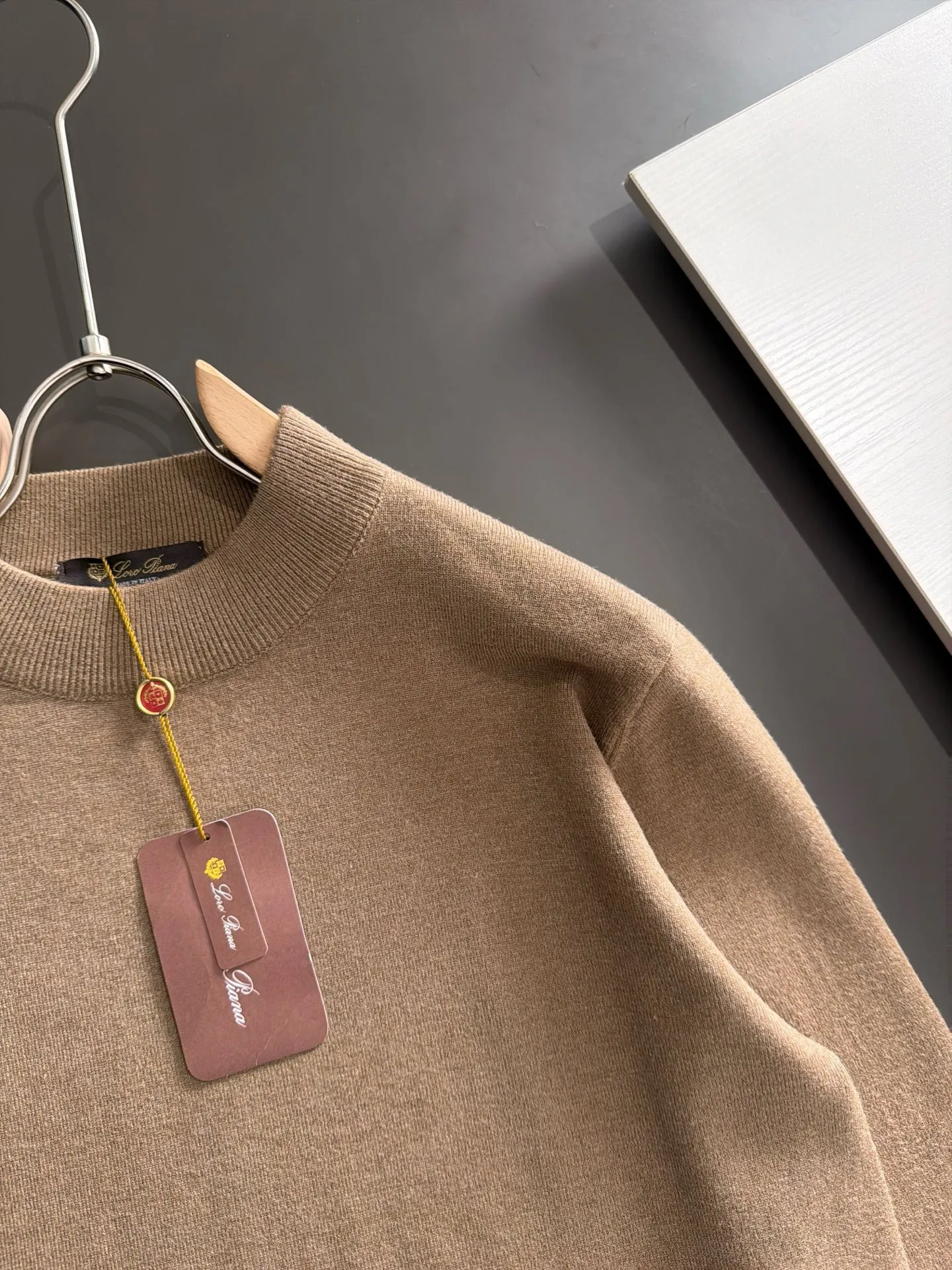 Next day shipment LP high quality Loro Piana 26ss autumn and winter New Arrival knitted sweater long sleeves Made of one-on-one combed cotton yarn knitted fabrics, no pressure in and out of the counter Exclusive control of raw materials It feels substantial when weighed, and the upper body is more textured than ordinary T-shirts. This texture can handle the weather easily and is suitable for both hot and cold! Loose fit design, looks noble. The only correct version is available Size: M to XXXL